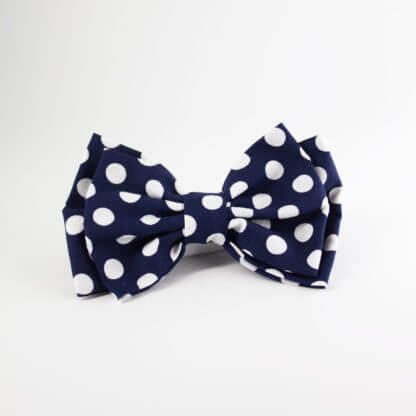 Papillon uomo di tessuto di cotone blu con pois bianchi