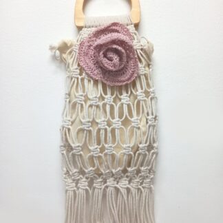 Pochette in macrame' con fiore ad uncinetto